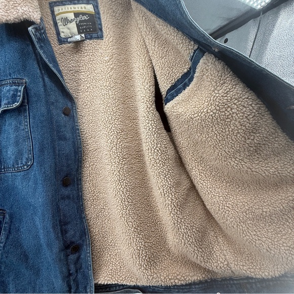 Wrangler Denim Blue Jacket with Sherpa Lining & Collar - Picture 3 of 5